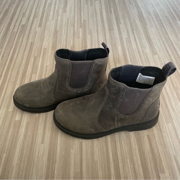 UGGS Chelsea Boots - Picture 3 of 7